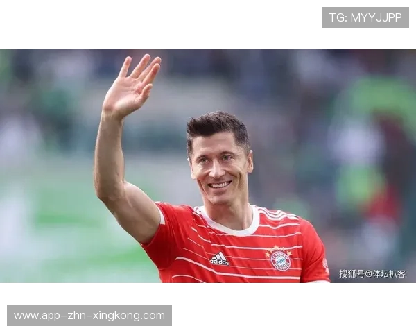 莱万连续横移摆脱后射门,拜仁锋线组织相当完善